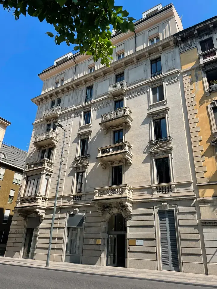 Il palazzo della sede di Milano dello Studio, in Piazza Emilia 5